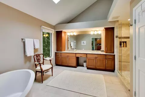 Bath - 933 Spindletree Ave, Naperville, IL 60565 photo 2 of 6