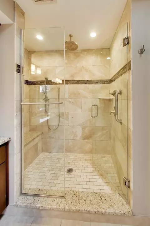 Bath - 933 Spindletree Ave, Naperville, IL 60565 photo 4 of 6