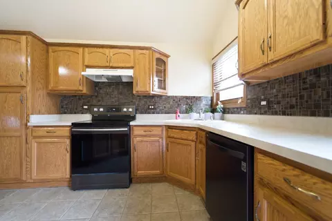 Kitchen - 1375 E Cap Cir, Bourbonnais, IL 60914 photo 2 of 3