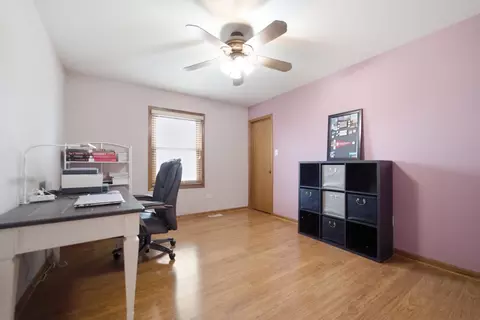 Bedroom - 1375 E Cap Cir, Bourbonnais, IL 60914 photo 4 of 6