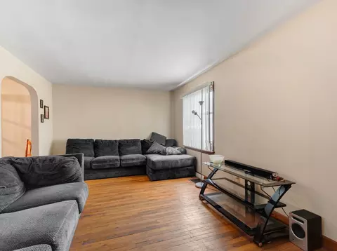 Living - 895 N 5th Ave, Kankakee, IL 60901 photo 1 of 2