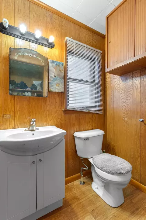 Bath - 895 N 5th Ave, Kankakee, IL 60901 photo 1 of 2
