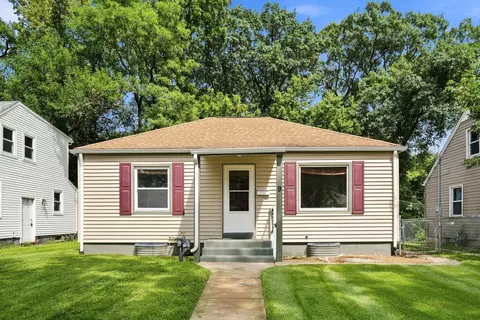 9 Blackhawk Hills Dr, Rock Island, IL 61201