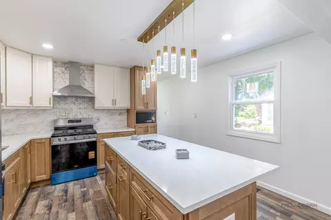 Kitchen - 2814 Cardinal Dr, Rolling Meadows, IL 60008 photo 3 of 3