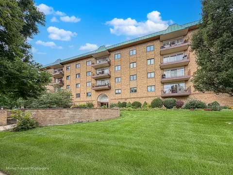 40 S Main St #2C, Glen Ellyn, IL 60137