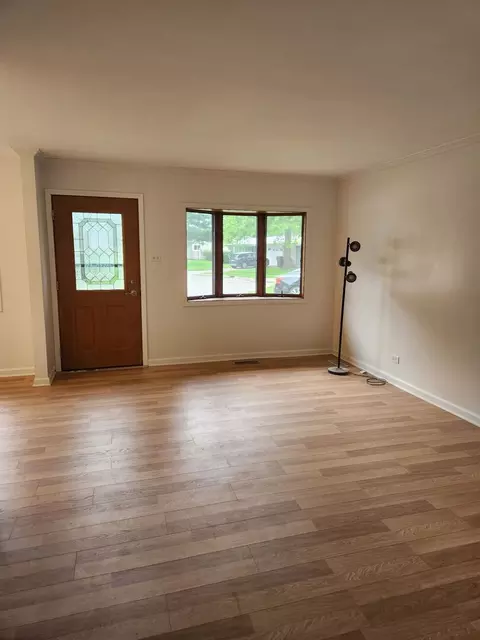 Living - 8 Wayne Ct, Park Forest, IL 60466 photo 1 of 5