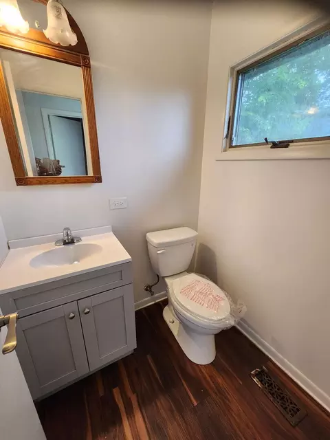 Bath - 8 Wayne Ct, Park Forest, IL 60466 photo 1 of 4