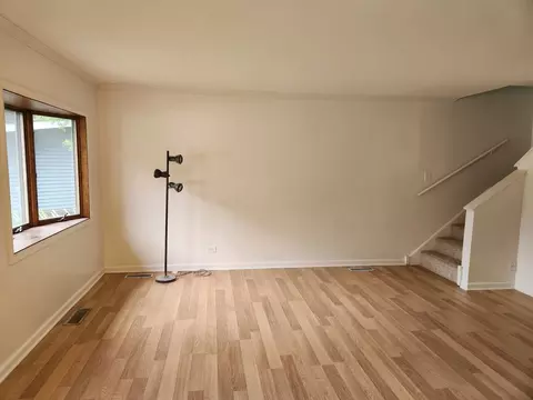 Living - 8 Wayne Ct, Park Forest, IL 60466 photo 2 of 5