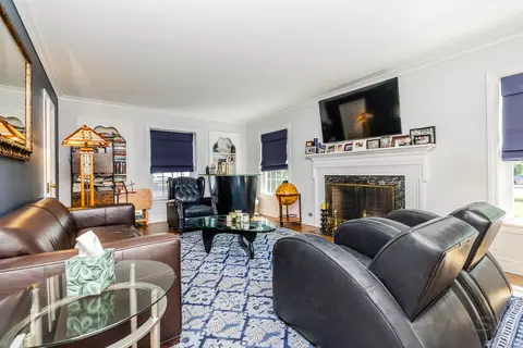 Living - Undisclosed, River Forest, IL 60305 photo 1 of 2