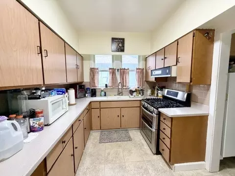 Kitchen - 319 Oak St, Elgin, IL 60123 photo 2 of 3