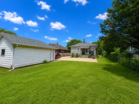 Exterior - 319 Oak St, Elgin, IL 60123 photo 7 of 8