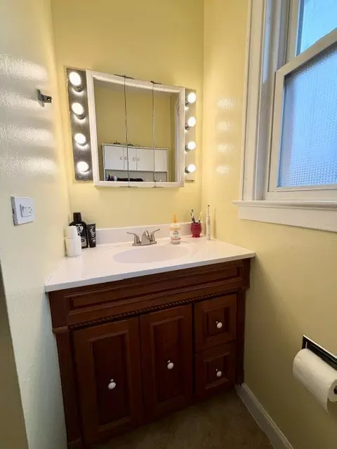 Bath - 319 Oak St, Elgin, IL 60123 photo 1 of 1