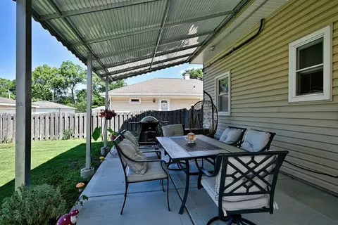 Exterior - 214 N William St, Mount Prospect, IL 60056 photo 4 of 9