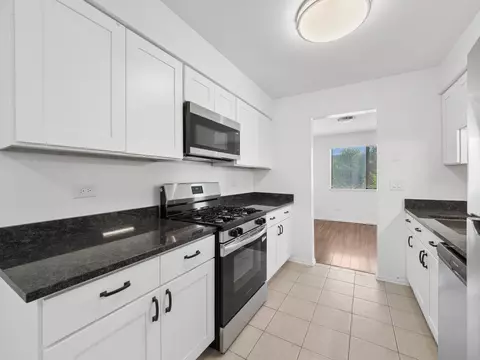 Kitchen - 1631 Bow Trl, Wheeling, IL 60090 photo 3 of 5