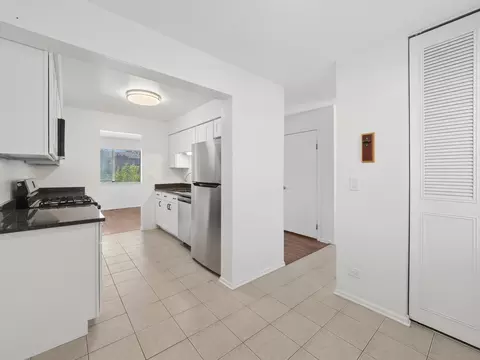 Kitchen - 1631 Bow Trl, Wheeling, IL 60090 photo 5 of 5