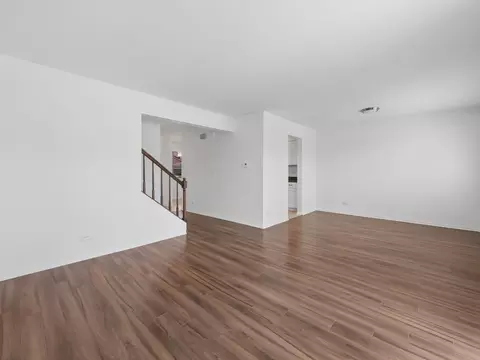 Living - 1631 Bow Trl, Wheeling, IL 60090 photo 2 of 3