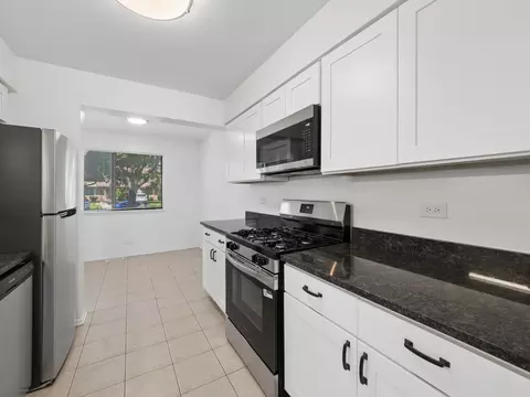 Kitchen - 1631 Bow Trl, Wheeling, IL 60090 photo 2 of 5