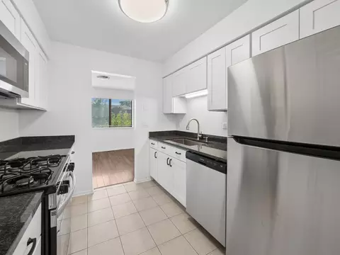 Kitchen - 1631 Bow Trl, Wheeling, IL 60090 photo 4 of 5