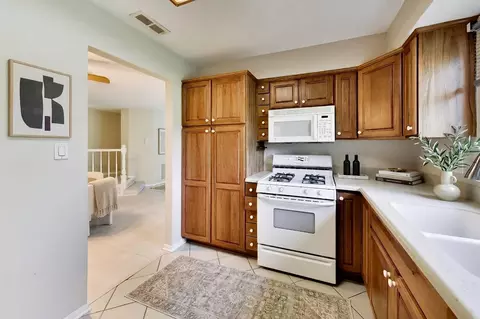 Kitchen - 855 Johnstown Ln #A, Wheaton, IL 60189 photo 2 of 4