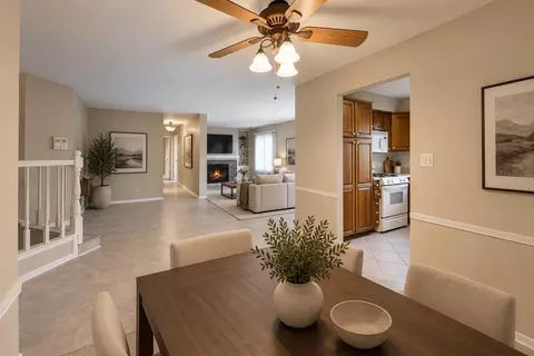 Dining - 855 Johnstown Ln #A, Wheaton, IL 60189 photo 1 of 2