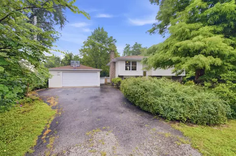 27 W440 Central Ave, Warrenville, IL 60555