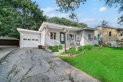 909 Pershing Dr, Wauconda, IL 60084