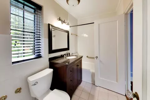 Bath - 1240 William St, River Forest, IL 60305 photo 3 of 4