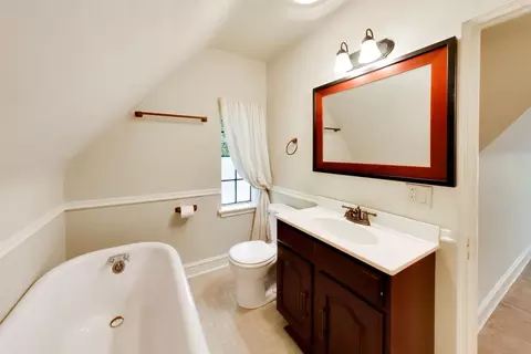 Bath - 1240 William St, River Forest, IL 60305 photo 4 of 4