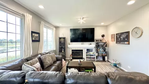 Living - 2443 Baldwin Ct, Aurora, IL 60503 photo 3 of 3