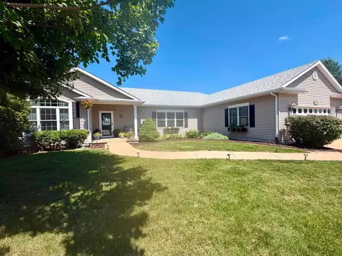 2718 E 58th St, Davenport, IA 52807
