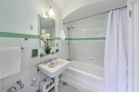 Bath - 222 E Chestnut St #9D, Chicago, IL 60611 photo 2 of 2