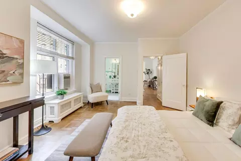 Bedroom - 222 E Chestnut St #9D, Chicago, IL 60611 photo 3 of 4