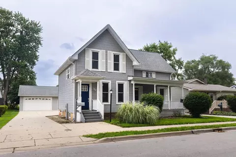 38 N Green St, Carpentersville, IL 60110