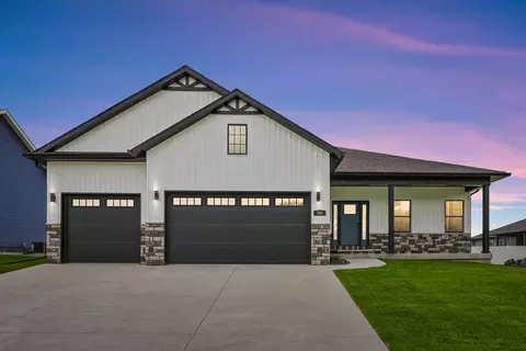 702 Deer Woods Dr, Davenport, IA 52802