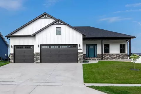 702 Deer Woods Dr, Davenport, IA 52802