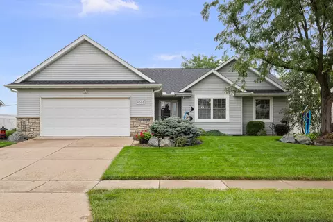 4368 Sapphire Ln, Bettendorf, IA 52722