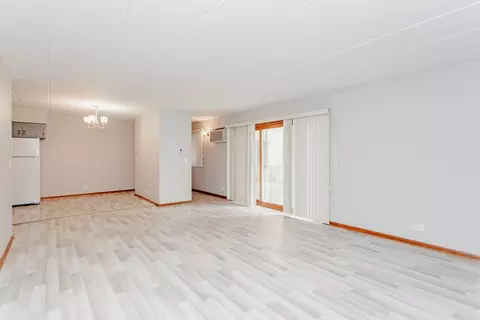 Living - 1633 River St #2A, Des Plaines, IL 60016 photo 2 of 3