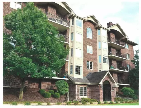 6675 Cass Ave #2A, Westmont, IL 60559