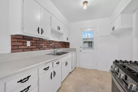 Kitchen - 4944 Wilton Pl, Riverside, CA 92504 photo 3 of 6