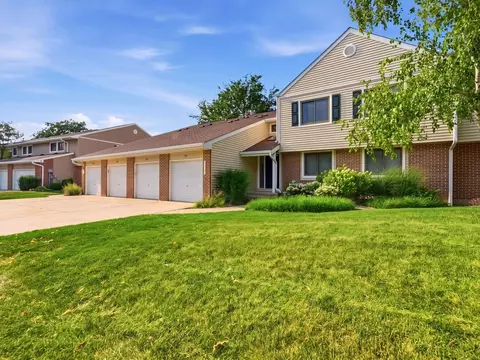 938 Hidden Lake Dr #938, Buffalo Grove, IL 60089
