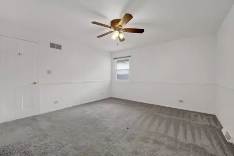 Bedroom - 4100 Hudson Dr, Hoffman Estates, IL 60192 photo 1 of 5