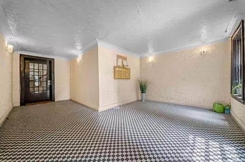 Entry Way - 54 Forest Ave #2W, Riverside, IL 60546 photo 1 of 2