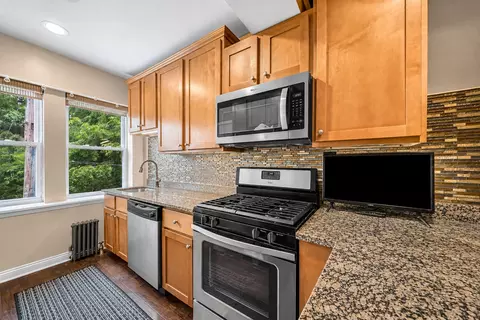 Kitchen - 54 Forest Ave #2W, Riverside, IL 60546 photo 4 of 4