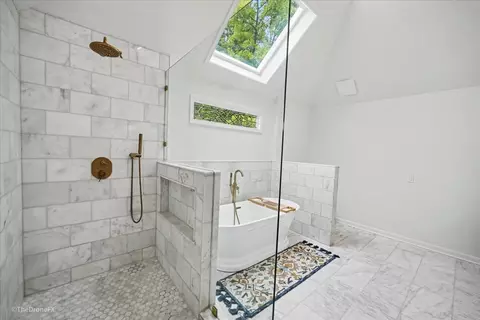 Bath - 1772 Challenger Ct, Wheaton, IL 60189 photo 4 of 6
