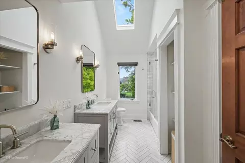 Bath - 1772 Challenger Ct, Wheaton, IL 60189 photo 6 of 6