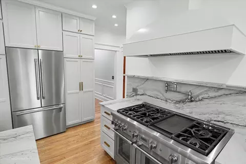 Kitchen - 1772 Challenger Ct, Wheaton, IL 60189 photo 6 of 8