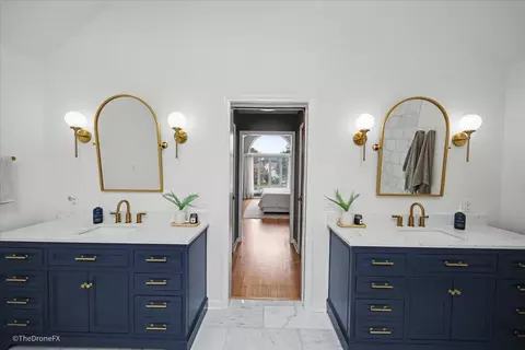 Bath - 1772 Challenger Ct, Wheaton, IL 60189 photo 3 of 6