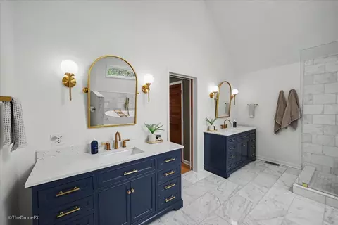 Bath - 1772 Challenger Ct, Wheaton, IL 60189 photo 2 of 6
