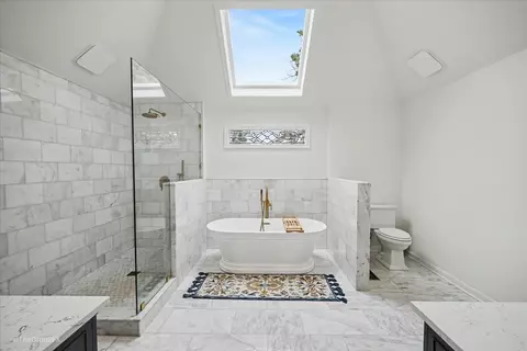 Bath - 1772 Challenger Ct, Wheaton, IL 60189 photo 5 of 6