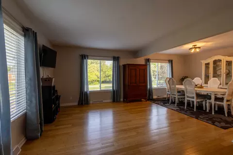 Living - 1122 S Benson Blvd, Freeport, IL 61032 photo 2 of 5